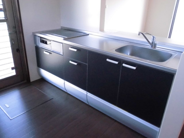 Kitchen. 3-neck IH stove counter kitchen. It is with grill