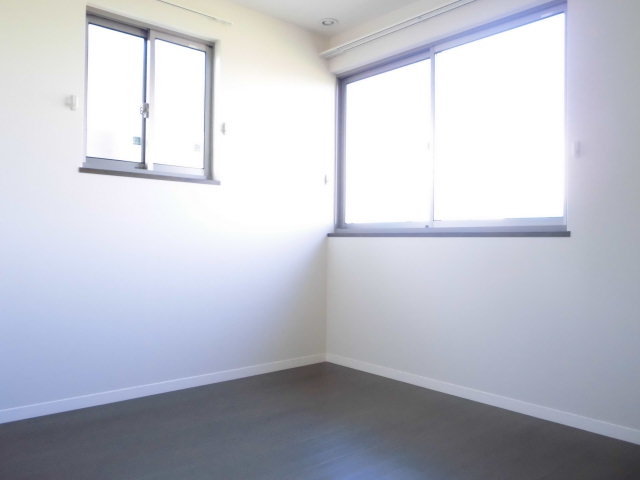 Other room space. 4.5 Pledge Western-style. It is the north side but is bright there is a two-sided window.