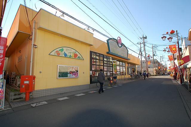 Supermarket. Located on the 973m office and Commerce in the street until the Super Maruhiro Wagahara shop. 