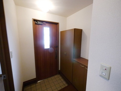 Entrance. Shoe box