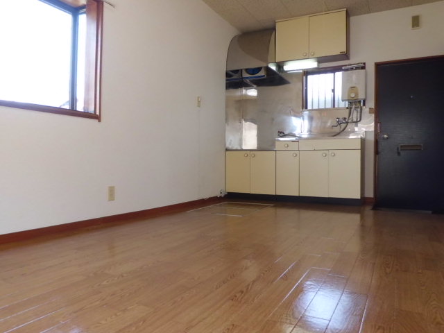Living and room. 10 Pledge LDK. Wide enough even if the need is your friend.