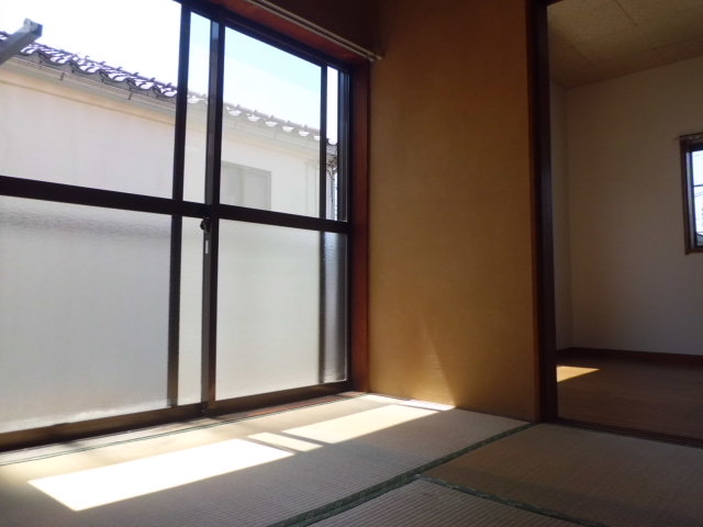 Other room space. 4.5 mat Japanese-style room. Modestly in the bedroom size with a closet.