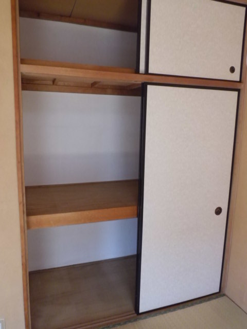 Receipt. Japanese-style closet. With upper closet, There is also plenty of storage depth