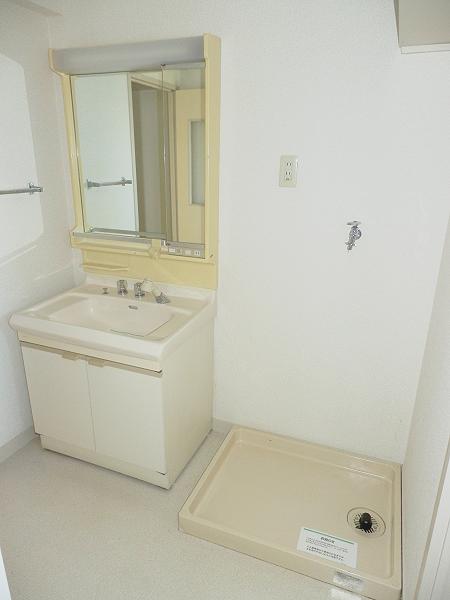 Washroom. Wash basin ・ Indoor washing machine Storage