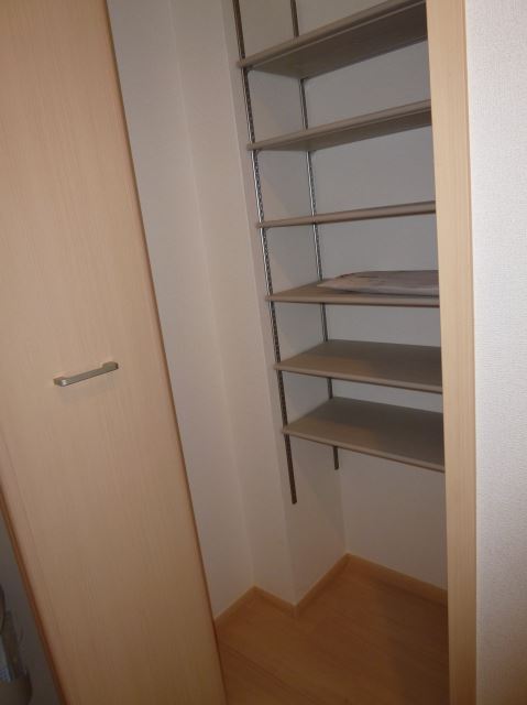 Receipt. Plenty of entrance storage