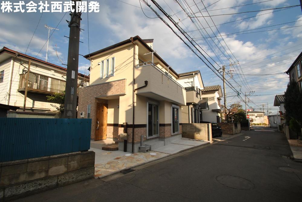 Local photos, including front road. Local appearance photo