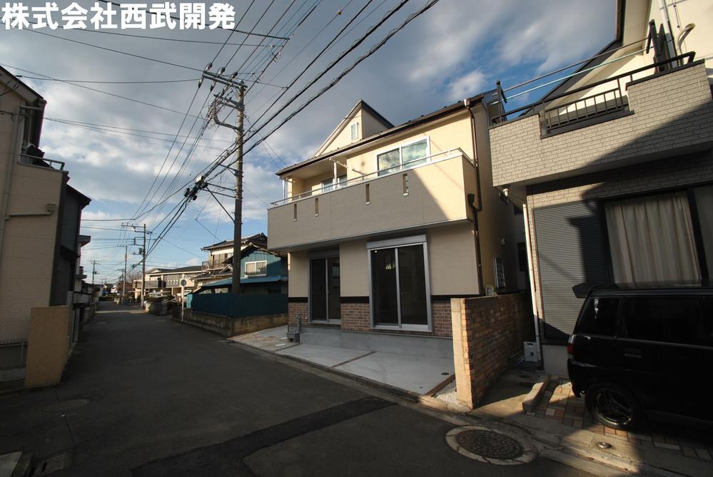 Local photos, including front road. Local appearance photo