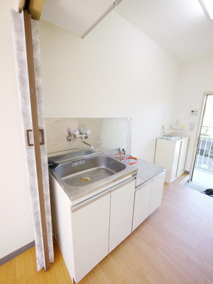 Kitchen. Gas stove installation Allowed!