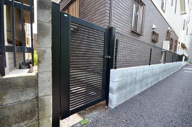 Local appearance photo. And it comes with a gate in the back door, You can also go on direct passage. Gates are equipped with key. 