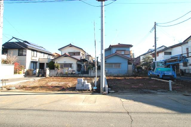 Local appearance photo. Bright house wrapped in plenty of sunlight attached to the corner lot.