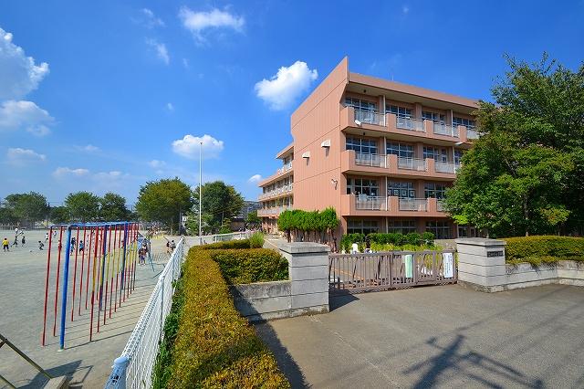 Primary school. 916m to Tokorozawa Tatsutsubaki Peak Elementary School