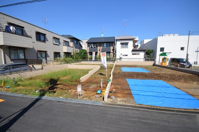 Local land photo. Shin Tokorozawa Station a 2-minute walk of the subdivision of all four compartments in a good location. Also living environment is good while near station, Front road of the south-west side can also put spacious garage person operation is weak because there 5.4m width. 