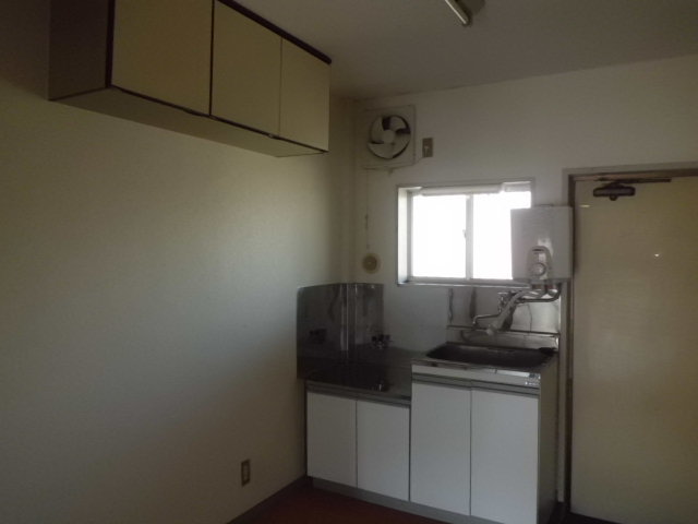 Living and room. There shelf hanging on the kitchen top.