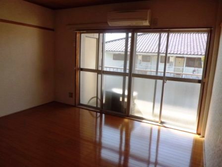Other room space. 6 Pledge Western-style. Also widely sunny veranda face window.
