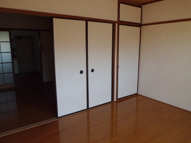 Receipt. 6 Pledge Western-style housing. With upper closet.