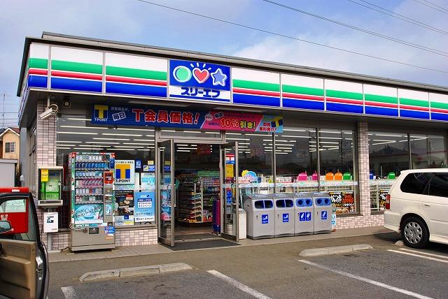 Convenience store. Three F Tokorozawa until Kamiarai shop 629m