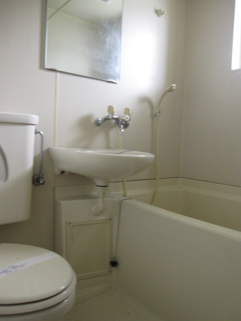 Bath. 3-point unit bus. Convenient to ventilation with windows.