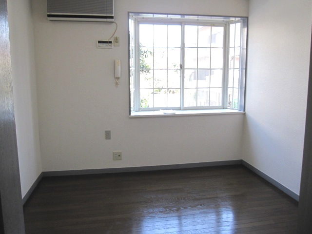 Other room space. Western-style with a 4.8 Pledge bay window is flooring.