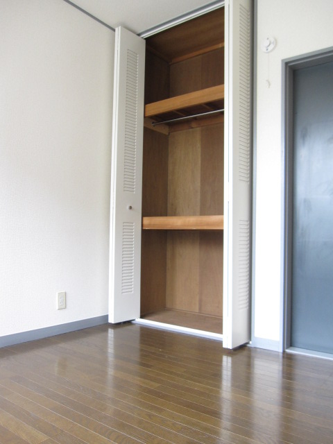 Receipt. It is up to ceiling height storage. This is useful with a hanger pipe.