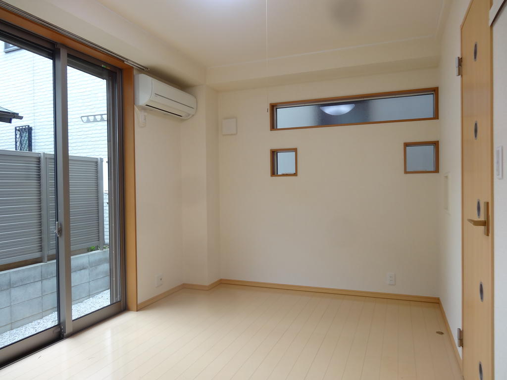 Living and room. Corner room two-sided lighting There is a stylish small window