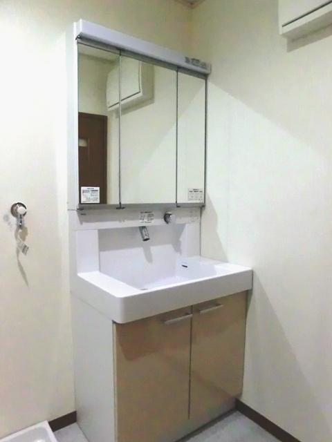 Wash basin, toilet. Room (August 2013) Shooting