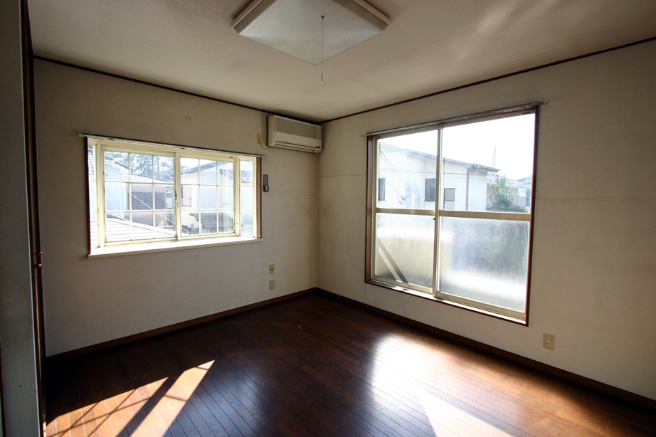 Living and room. Bright two-plane daylight! 
