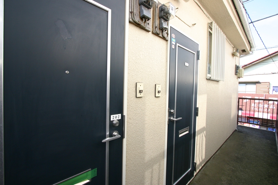Entrance. 1 floor 2 rooms, Course will be on the corner room! 