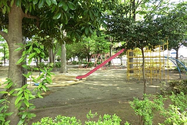 park. Kamiarai East Park 30m to