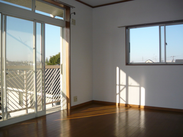 Other room space. 6 Pledge Western-style. Two-sided lighting of the bright rooms.