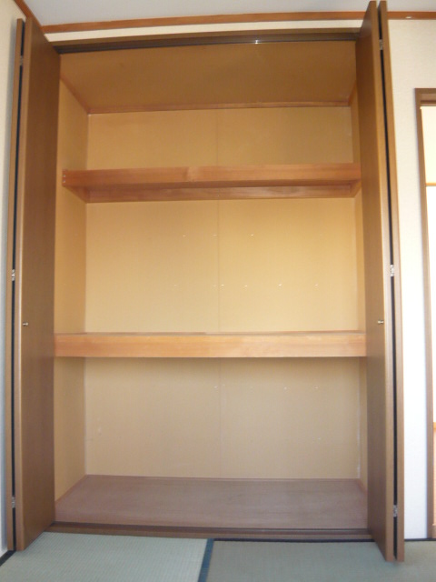 Receipt. Japanese-style housing that is up to ceiling height. 3-stage Yes convenient sorting