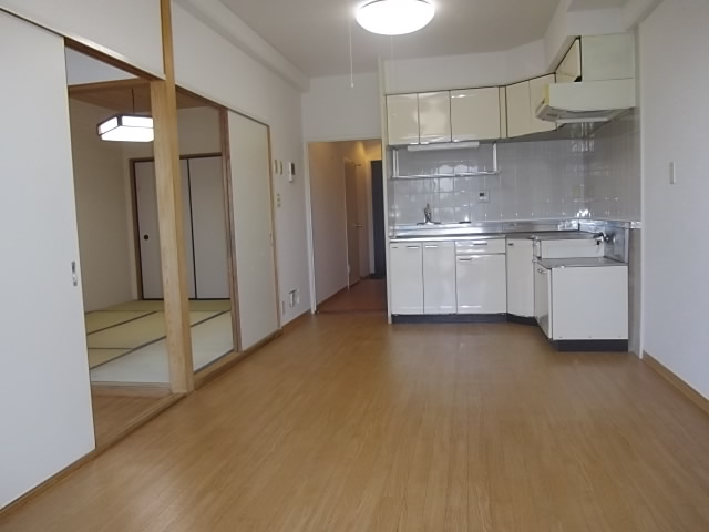Living and room. It is the room clean ☆