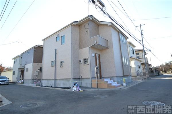 Local photos, including front road. There is with a sense of liberation in corner lot