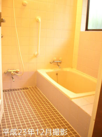 Bath. Bright bathroom with a window