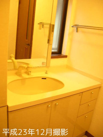 Washroom. Wide is the washstand of the working space