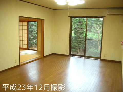 Living and room. About 14.3 Pledge living next to 8 quires of Japanese-style