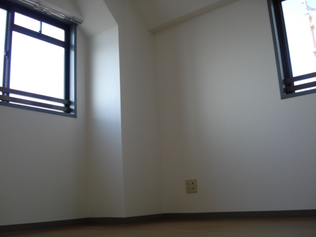 Other room space. There are bay windows also on the north side of the Western-style.
