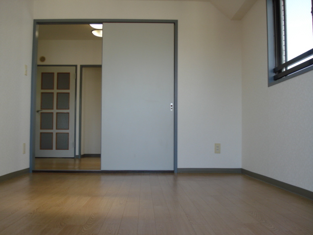 Other room space. Two-sided lighting with a bay window Western-style.