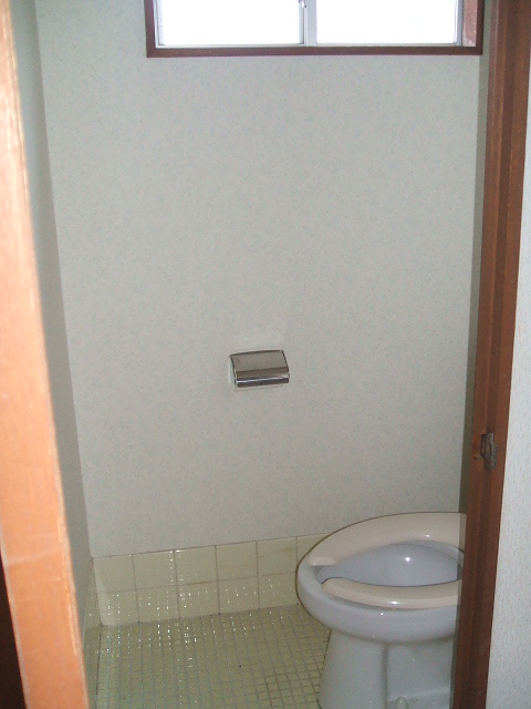 Balcony. toilet ・ There is a window. Ideal for ventilation