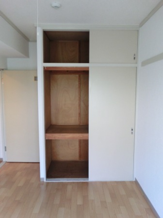 Receipt. Western-style housing. You can store plenty with the upper closet.