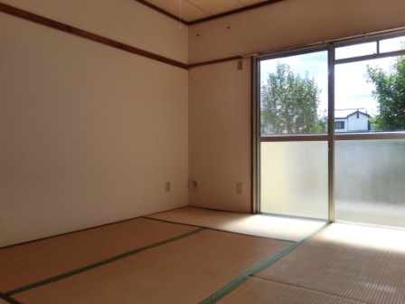 Other room space. 6-mat Japanese-style room. Bright veranda face the room.