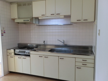 Kitchen. A spacious kitchen with a work bench to sink both sides.