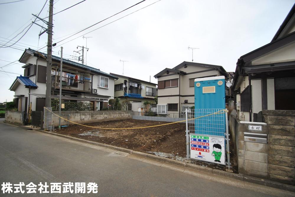 Local photos, including front road. Local appearance photo