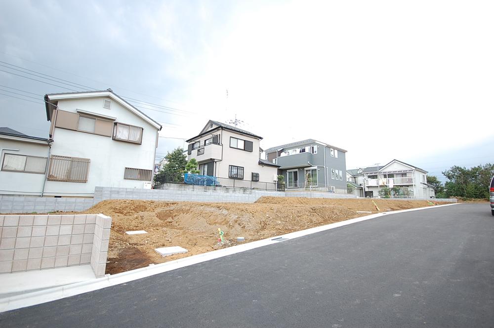 Local photos, including front road. Quiet residential area.