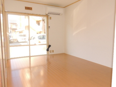 Living and room. Western style room From DK side