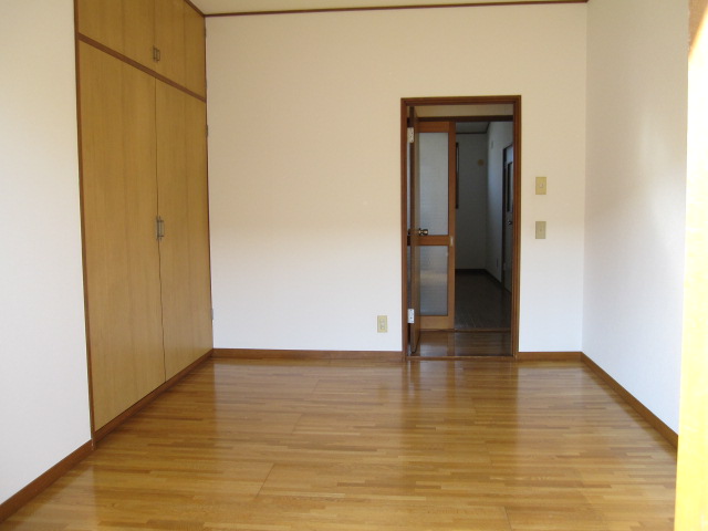 Other room space. The south side of the Western-style 6 quires