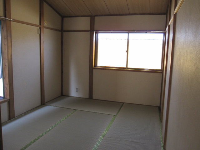 Other room space. The north side of the Japanese-style room