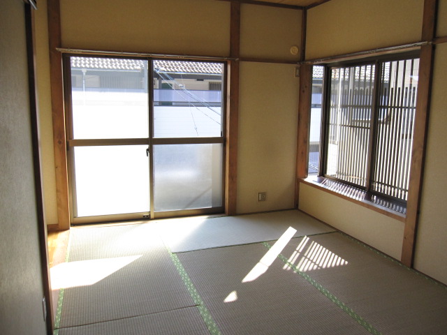 Other room space. The south side of the Japanese-style room