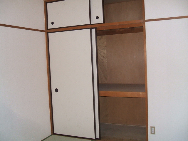 Receipt. 6-mat Japanese-style room, closet. This is useful with the upper closet.