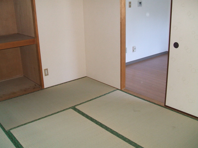 Other room space. Western-style 6 Pledge. Closet you can effectively use the is in room.