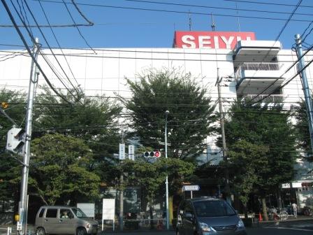 Supermarket. Seiyu to (super) 715m